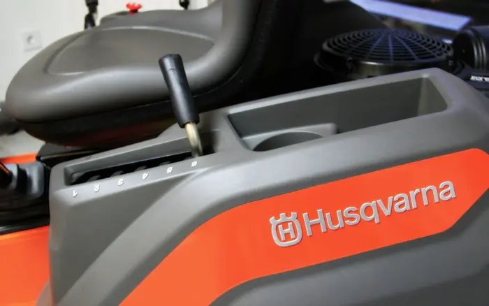 Detalj Husqvarna ridera s ručicom za podešavanje visine košnje u trgovini